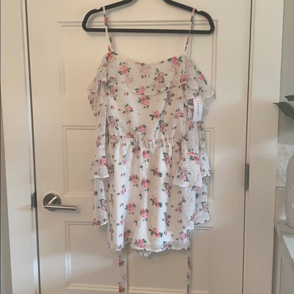 Women’s size 6 Romper Medium Brand New